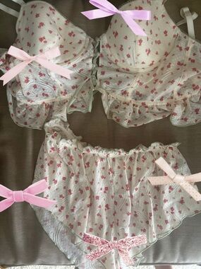 Delicate Floral Lace Bralette & Brief Set + 1 FREE BRA (📸last slide)